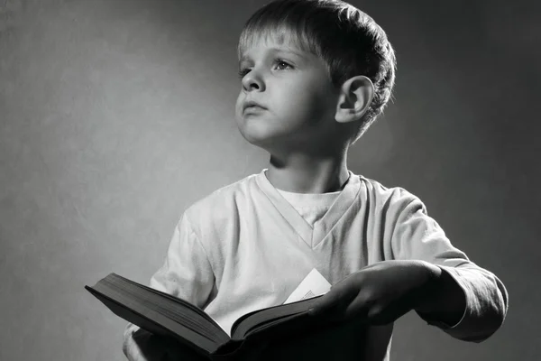 Kleiner Junge mit Buch — Stockfoto