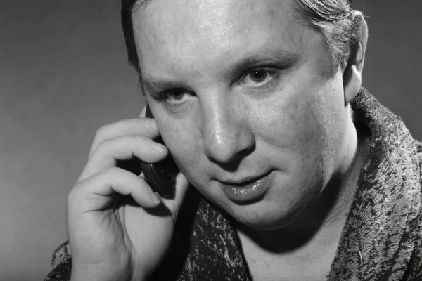 Young man talking on a cell phone — Stock Photo, Image