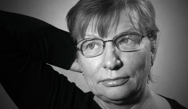 Frau mittleren Alters mit Brille — Stockfoto