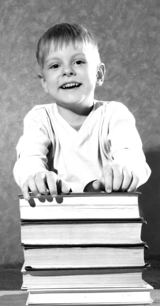 Маленький мальчик с книгами — стоковое фото