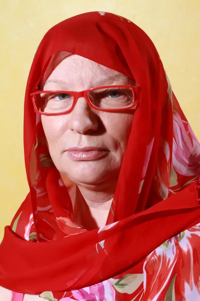 Femme d'âge moyen dans une écharpe rouge — Photo
