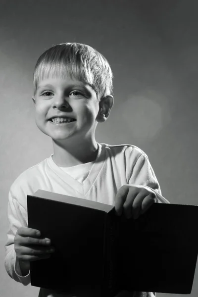 Kleiner Junge mit Buch — Stockfoto