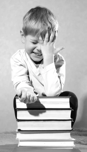 Liten pojke med böcker — Stockfoto