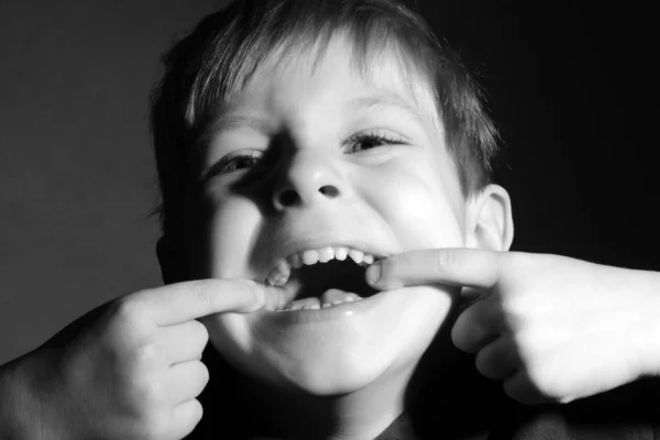 Pequeño chico hacer cara divertida —  Fotos de Stock