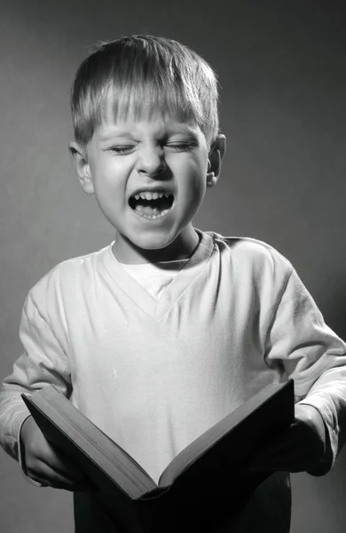 Menino com livro — Fotografia de Stock