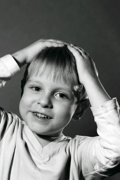 Ausdrucksstarker kleiner Junge — Stockfoto