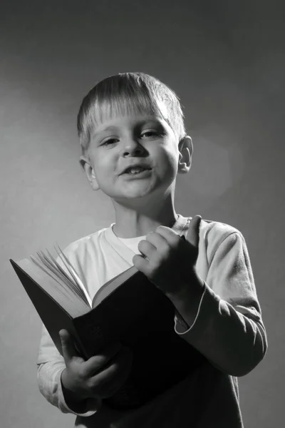 Petit garçon avec livre — Photo