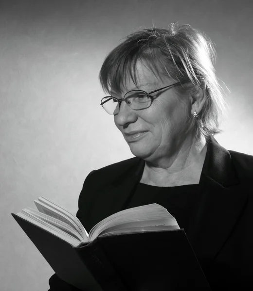 Mujer de mediana edad en gafas con libro — Foto de Stock