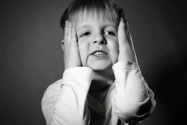 Ausdrucksstarker kleiner Junge — Stockfoto