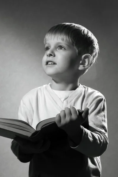 Kleiner Junge mit Buch — Stockfoto