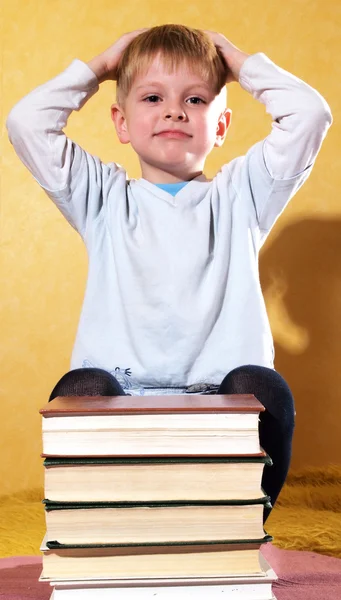 Kleiner Junge mit Büchern — Stockfoto