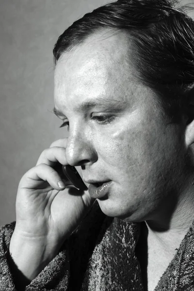 Jeune homme en peignoir parlant sur un téléphone portable — Photo