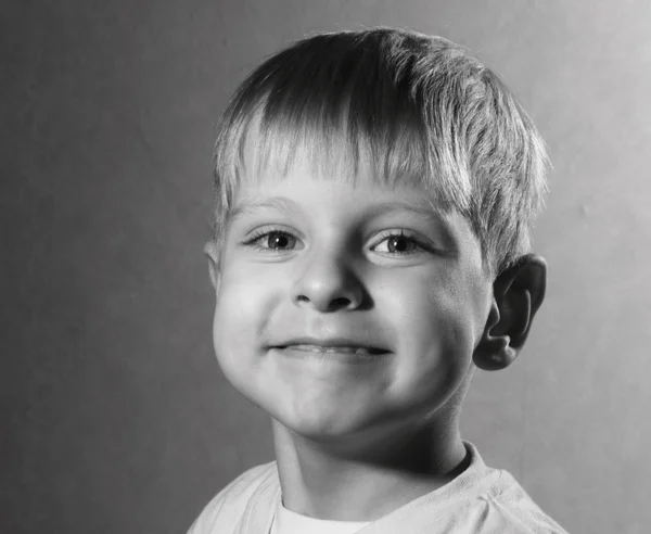 Porträt des süßen kleinen Jungen — Stockfoto