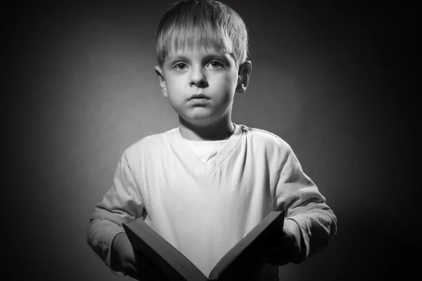 Liten pojke med bok — Stockfoto