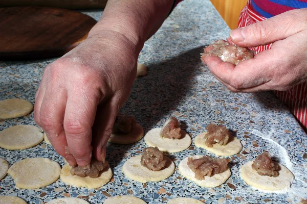 Делает пельмени из мяса — стоковое фото