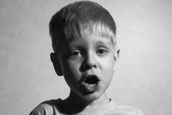 Menino cantando — Fotografia de Stock