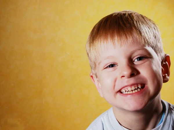 Gelukkig vreugdevolle prachtige kleine jongen — Stockfoto