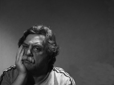 yorgun orta yaşlı adam, siyah ve beyaz