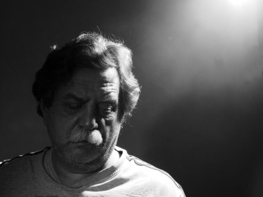 yorgun orta yaşlı adam, siyah ve beyaz