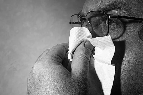 組織、黒と白に彼の鼻を吹いている中年の男 — ストック写真