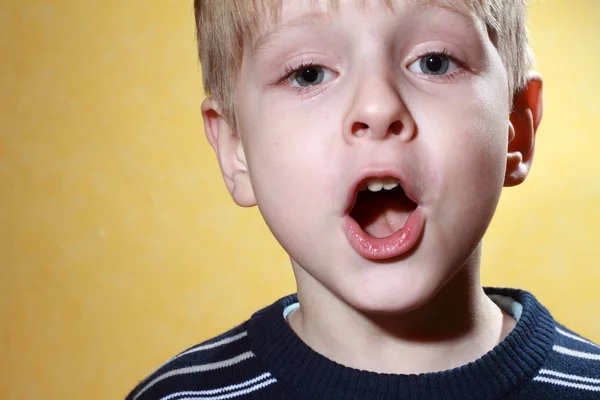 Singing boy — Stock Photo, Image