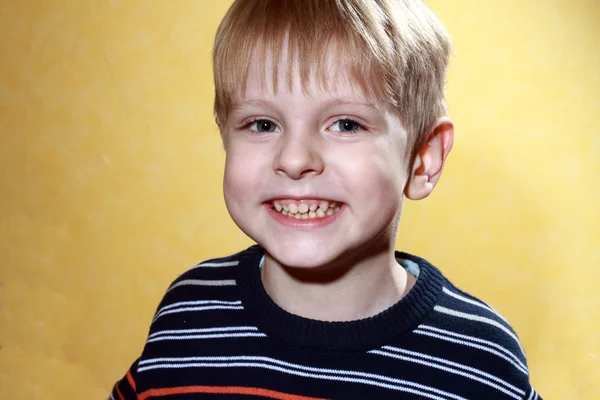 Lachende jongen — Stockfoto