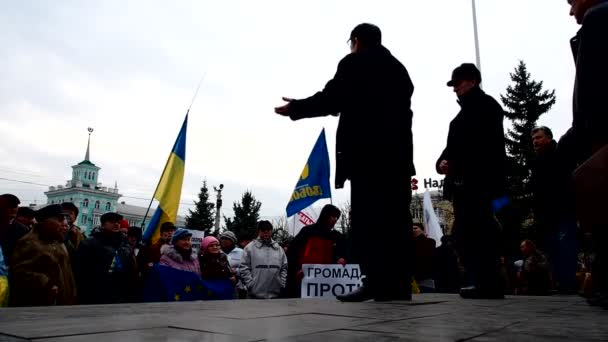Protesta a favor de la UE en el monumento de Taras Shevchenko en Lugansk — Vídeos de Stock