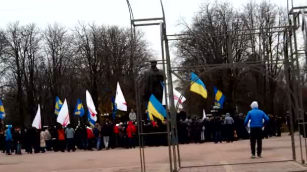 Проевропейская акция протеста у памятника Тарасу Шевченко в Луганске — стоковое видео
