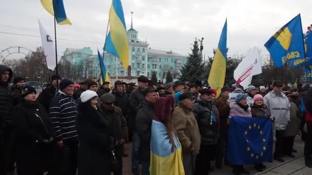 Проевропейская акция протеста у памятника Тарасу Шевченко в Луганске — стоковое видео