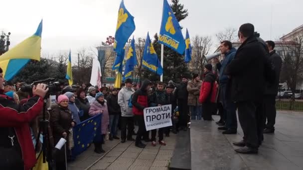 Проевропейская акция протеста у памятника Тарасу Шевченко в Луганске — стоковое видео