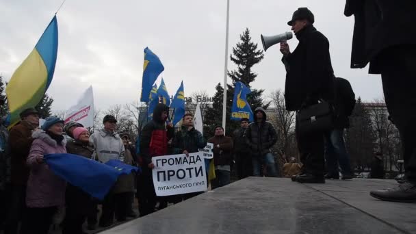 Проевропейская акция протеста у памятника Тарасу Шевченко в Луганске — стоковое видео