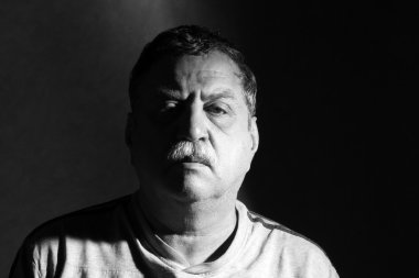 bıyığı olan orta yaşlı adam