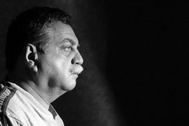 bıyığı olan orta yaşlı adam