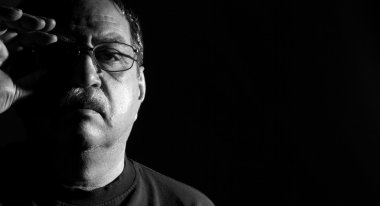 Orta yaşlı adam gözlük