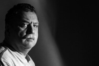 bıyığı olan orta yaşlı adam