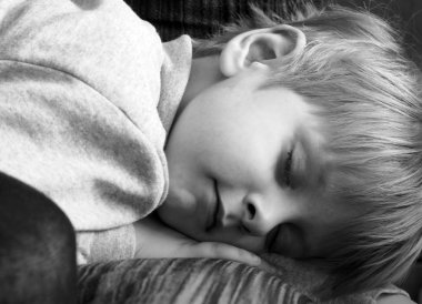 Küçük çocuk uyuyor.