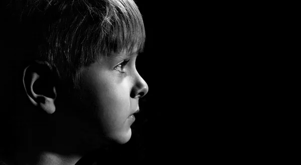 Pequeño niño mira hacia adelante — Foto de Stock