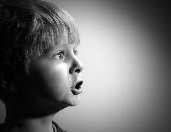 Cantando menino — Fotografia de Stock