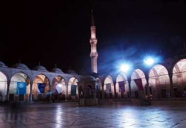 Sultanahmet Camii, gece avlu içinde