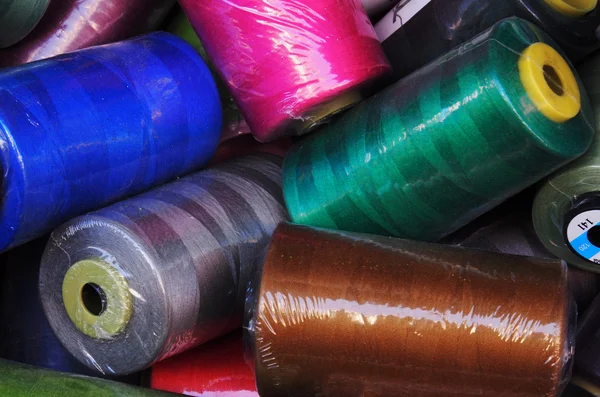 Hilos de coser multicolores —  Fotos de Stock