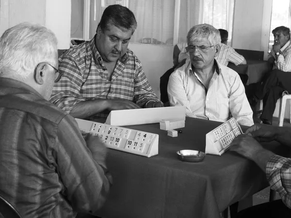 Four elderly men play dominos — Stock Photo, Image