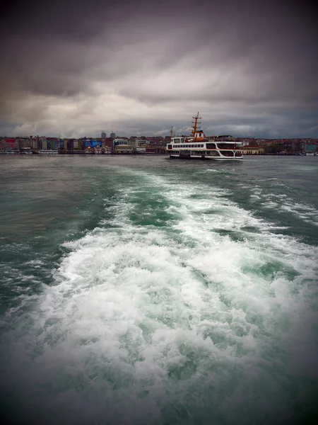 Ferry de passageiros em dia nublado — Fotografia de Stock