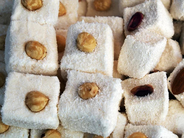 Süße türkische Köstlichkeiten mit Nüssen — Stockfoto