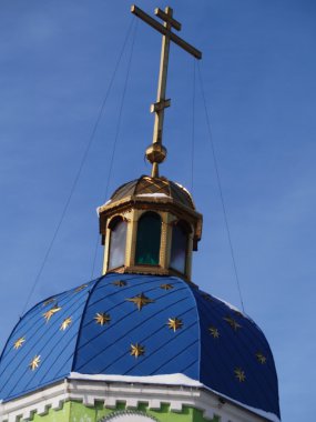 bir kilise kubbe üzerinde haçlar