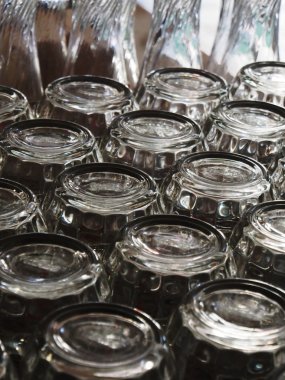 bira bardağı ve gözlük.