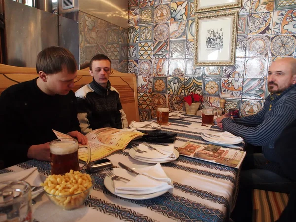 Lugansk cervejaria Fãs de reunidos em uma cervejaria privada — Fotografia de Stock