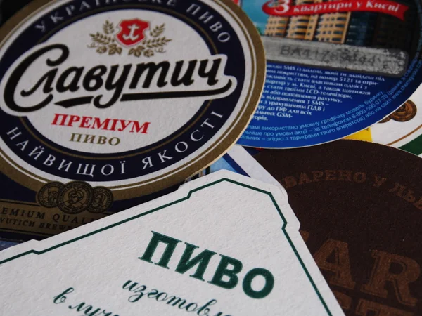 Любители Луганской пивоварни собрались в частном пивоварне — стоковое фото