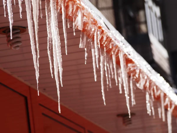 Icicles on the roof. — Stock Photo, Image