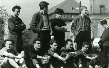 erkekler futbol maçı izlerken