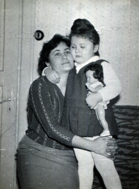 3,5 yaşındaki kızı ile poz anne